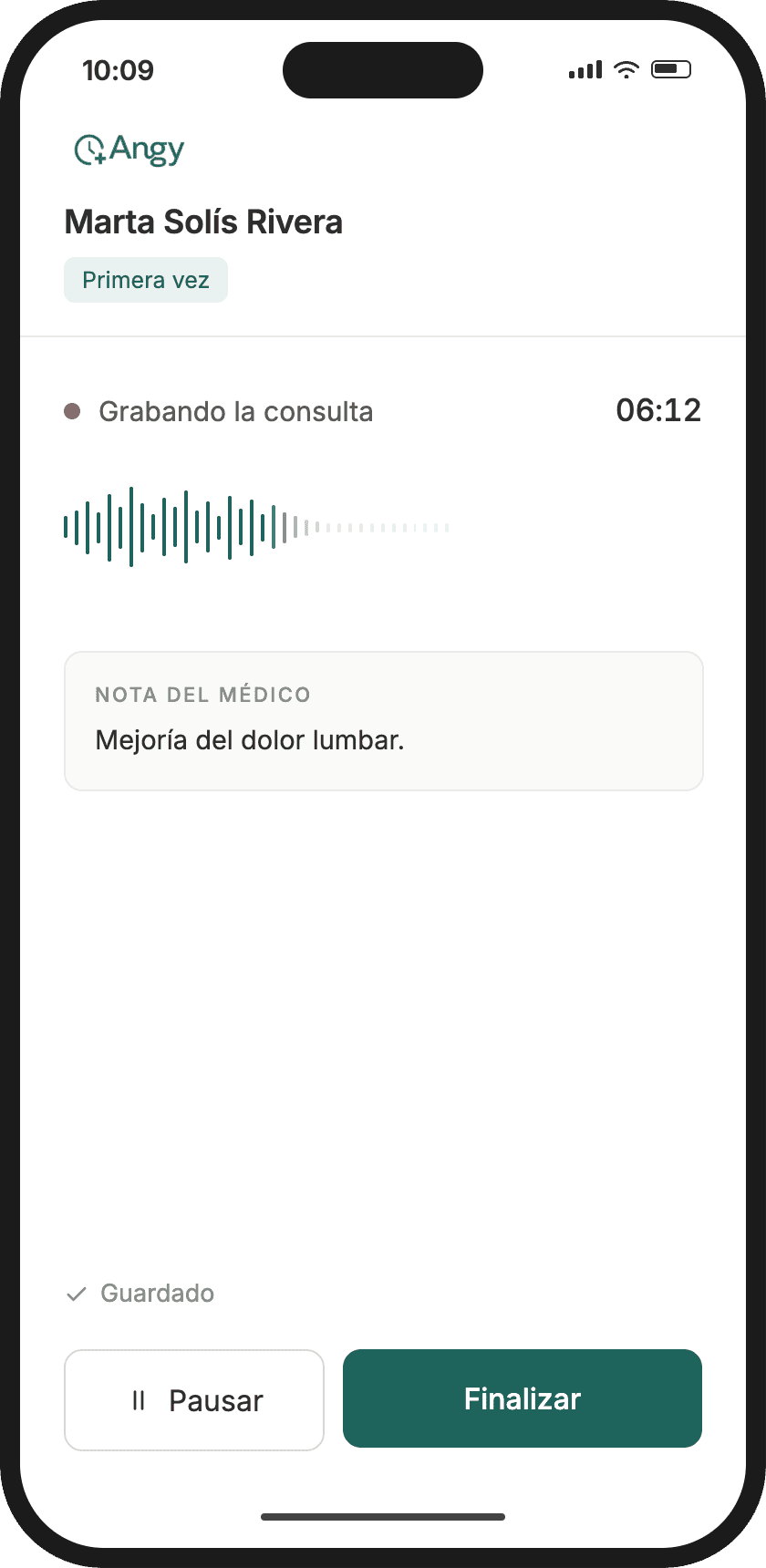 Angy grabando una consulta en el celular